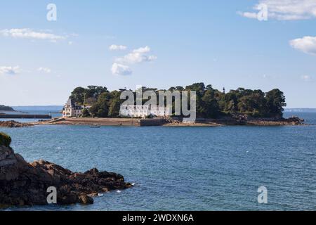 Tristan Island liegt an der Mündung der Pouldavid Mündung vor dem französischen Hafen Douarnenez in der Südwestbretagne. Stockfoto