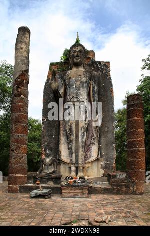 Buddha-Statue im Wat Saphan hin, auf dem Gipfel eines Hügels in Sukhothai, Thailand. Stockfoto