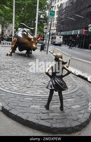 MANHTTAN/NEW YORK CITY / NEW YORK /USA/06JUNE 2018 Fearless girl's Statue and she stand tall infon der Finanzbulle im Finanzdistrikt in Manhattan ist von New York. . (Foto.Francis Dean / Deanpictures. Stockfoto