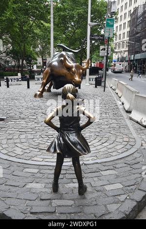 MANHTTAN/NEW YORK CITY / NEW YORK /USA/06JUNE 2018 Fearless girl's Statue and she stand tall infon der Finanzbulle im Finanzdistrikt in Manhattan ist von New York. . (Foto.Francis Dean / Deanpictures. Stockfoto