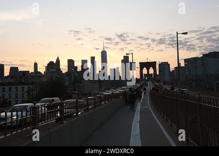 MANHTTAN/BROOKLYN /NEW YORK CITY / NEW YORK /USA/ 08-JUNI 2018  . Touristen und öffentliche Kreuzung Brookklyn Braut von Mahhattan und brooklyn BothnIsland. Photo.Francis Dean / Deanpictures. Stockfoto