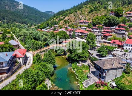 Aus der Vogelperspektive auf die alte Steinbrücke über den Fluss Aoos im Dorf Vovoussa, Region Zagori, Ioannina, Epirus, Griechenland. Stockfoto