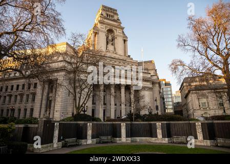 Trinity Square Gardens and Four Seasons Hotel London at Ten Trinity Square, London, England, Großbritannien Stockfoto