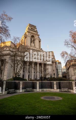 Trinity Square Gardens and Four Seasons Hotel London at Ten Trinity Square, London, England, Großbritannien Stockfoto