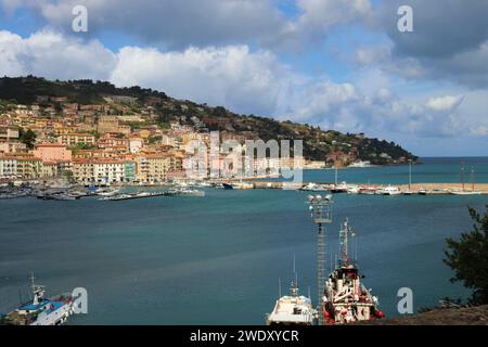 Häuser an den Klippen mit ozeanischer Kulisse Stockfoto