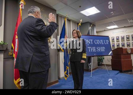 ADM Lisa Franchetti wird als 33. Chief of Naval Operations 03 vereidigt. Stockfoto