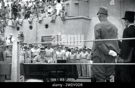 Admiral Chester W. Nimitz, USN, unterzeichnete am 2. September 1945 das japanische Kapitulationspapier an Bord der USS Missouri (BB-63) in der Bucht von Tokio. Stockfoto