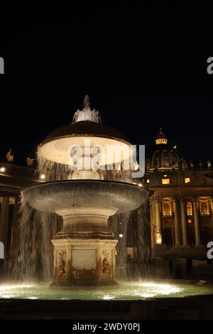 Bernini-Brunnen, nächtliches Leuchten Stockfoto