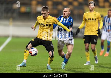 KERKRADE, 22.01.2024, Parkstad Limburg Stadium, Niederländisch Keukenkampioen divisie, Saison 2023/2024. Roda JC - FC Eindhoven. FC Eindhoven Spieler Evan Rottier und Roda Spieler Teun Bijleveld Stockfoto