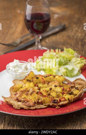 österreichischer Pfannkuchen mit Kartoffeln und Salat Stockfoto