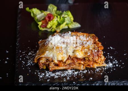 Lasagne auf schwarzem Schiefer Stockfoto