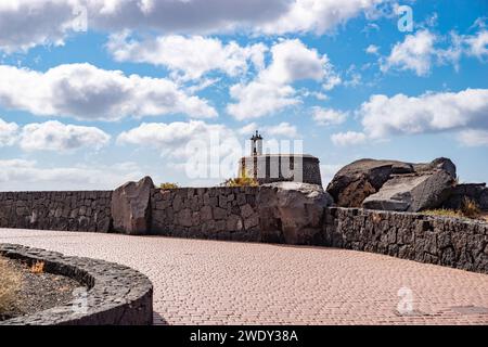 Blick auf Castillo del Aguila von der Strandpromenade in Playa Blanca, Lanzarote, Kanarischen Inseln, Spanien Stockfoto