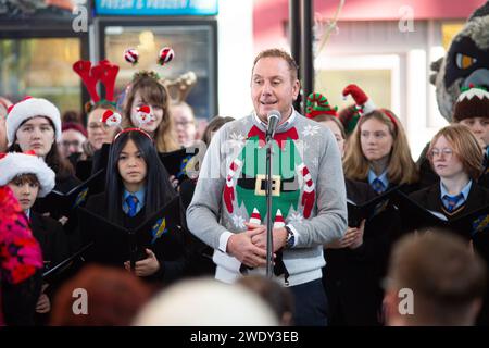 Stadtrat Rob Stewart, Vorsitzender des Swansea Council, sprach im Rahmen des „Everything Woods a Christmas Launch“ auf dem Swansea Market 2023 Stockfoto