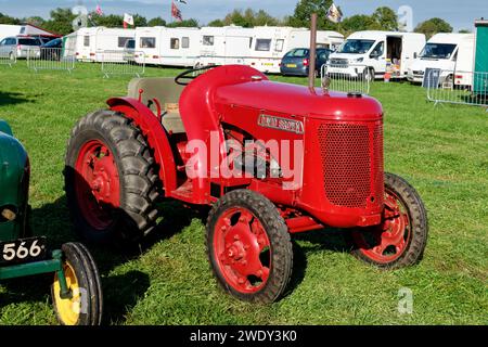 Frome, Somerset, Großbritannien - 23. September 2023: Ein 1942 David Brown VAK 1 Traktor, reg. nein 4239 auf dem Somerset Festival of Transport 2023 in der Nähe von Frome Stockfoto