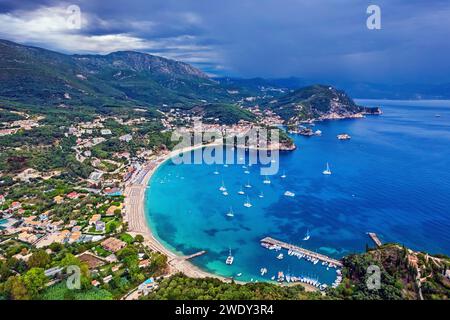 Aus der Vogelperspektive (Drohne) auf den Valtos Strand mit der malerischen Parga-Stadt (und ihrem Schloss) im Hintergrund. Präfektur Preveza, Epirus, Griechenland Stockfoto