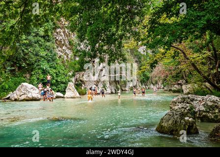 Menschen spazieren durch den Fluss an den Acheron Quellen, in der Nähe von Glyki Dorf, Thesprotia - Preveza, Epirus, Griechenland. Stockfoto