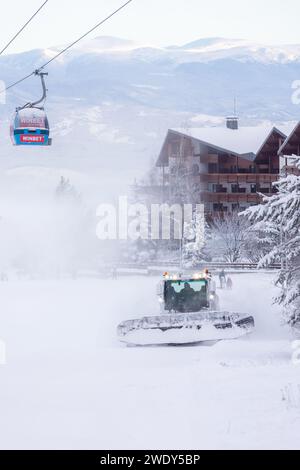 Bansko, Bulgarien - 21. Januar 2024: Bulgarisches Winterskigebiet mit Skiratrack auf der Piste, Gondelbahnen Stockfoto