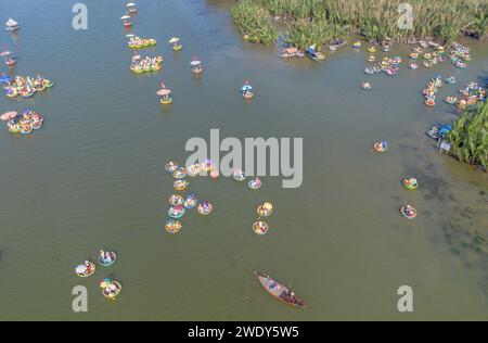 Aus der Vogelperspektive bei einer Bootstour mit einem Kokoskorb im Palmenwald im Dorf Cam Thanh, Hoi an, Vietnam. Touristen machen einen Ausflug auf dem Fluss Thu Bon Stockfoto