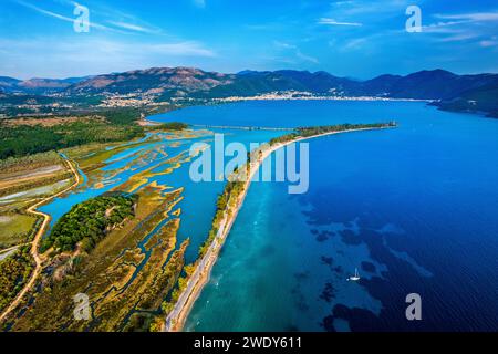 Drepano Strand und Igoumenitsa Stadt im Hintergrund. Thesprotia, Epirus, Griechenland. Stockfoto