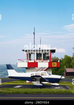 Piper Pa-28 und Tower Stockfoto