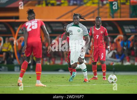 Abidjan, Elfenbeinküste. 22. Januar 2024: Calvin Chinedu Ughelumba (Nigeria) kontrolliert den Ball während eines Afrikanischen Cup-Gruppenspiels Nigeria gegen Guinea-Bissau im Stade Felix Houphouet-Boigny, Abidjan, Elfenbeinküste. Kim Price/CSM Credit: CAL Sport Media/Alamy Live News Stockfoto