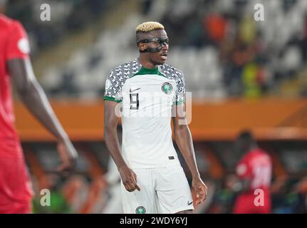 Abidjan, Elfenbeinküste. 22. Januar 2024: Victor James Osimhen (Nigeria) sieht beim Spiel Nigeria gegen Guinea-Bissau im Stade Felix Houphouet-Boigny in Abidjan an der Elfenbeinküste an. Kim Price/CSM Credit: CAL Sport Media/Alamy Live News Stockfoto