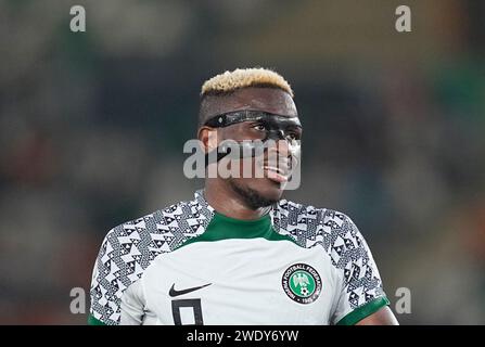 Abidjan, Elfenbeinküste. 22. Januar 2024: Victor James Osimhen (Nigeria) sieht beim Spiel Nigeria gegen Guinea-Bissau im Stade Felix Houphouet-Boigny in Abidjan an der Elfenbeinküste an. Kim Price/CSM Credit: CAL Sport Media/Alamy Live News Stockfoto