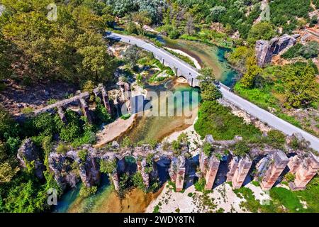 Das römische Aquädukt des antiken Nikopolis und des Flusses Louros in Agios Georgios, Gemeinde Philippiada, Preveza, Epirus, Griechenland. Stockfoto