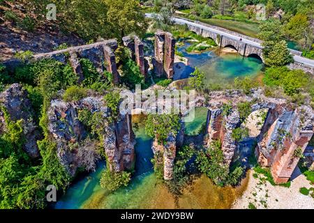 Das römische Aquädukt des antiken Nikopolis und des Flusses Louros in Agios Georgios, Gemeinde Philippiada, Preveza, Epirus, Griechenland. Stockfoto