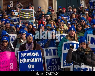 Newton, Massachusetts, USA. Januar 2024. Hunderte von auffälligen Lehrern der öffentlichen Schule in Newton, die blaue Winterhüte tragen, versammeln sich auf den Stufen des Rathauses von Newton. Sie fordern, dass die Stadt einen Vertrag mit einem Lebenslohn für sich selbst und für Lehrhilfen und Therapeuten sowie mehr Verhaltensressourcen in ihren Schulen zur Verfügung stellt. (Credit Image: © Sue Dorfman/ZUMA Press Wire) NUR REDAKTIONELLE VERWENDUNG! Nicht für kommerzielle ZWECKE! Quelle: ZUMA Press, Inc./Alamy Live News Stockfoto