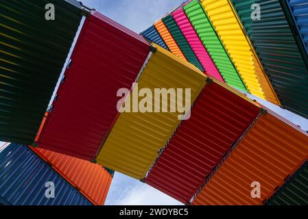 Le Havre, Frankreich - der Schwerpunkt liegt auf Bögen farbenfroher Schiffscontainer, die sich von unten am Southampton Quay kreuzen. Stockfoto