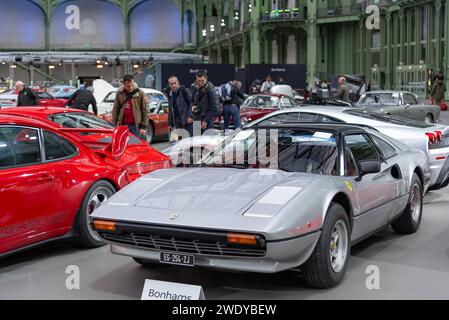 Bonhams 2020 Verkauf im Grand Palais in Paris. Konzentrieren Sie sich auf einen grauen 1979 Ferrari 308 GTS. Fahrgestellnr 27889. Stockfoto