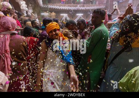 Aus der Vogelperspektive der Menschen, die das fest der heiligen Farbe im Tempel in Mathura, Uttar Pradesh, Indien, feiern. Stockfoto