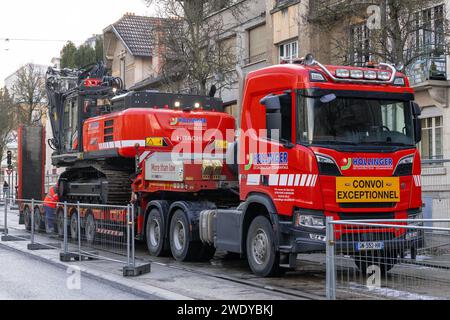 Nancy, Frankreich – Roter Schwerlastwagen Scania R660 mit Hitachi Raupenbagger auf der Straße. Stockfoto