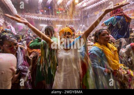 Aus der Vogelperspektive der Menschen, die das fest der heiligen Farbe im Tempel in Mathura, Uttar Pradesh, Indien, feiern. Stockfoto