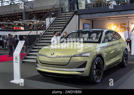 Paris, Frankreich - Rétromobile 2020. Schwerpunkt auf einem umweltfreundlichen Elektrofahrzeug Skoda Vision E. aus dem Jahr 2017 Stockfoto