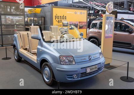 Paris, Frankreich - Rétromobile 2020. Konzentrieren Sie sich auf einen blauen 2006 Fiat Panda Jolly. Stockfoto