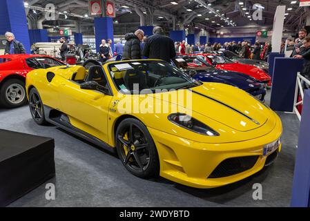 Paris, Frankreich - Rétromobile 2020. Konzentrieren Sie sich auf einen Giallo Modena 2009 Ferrari Scuderia Spider 16M. Fahrgestellnr 169860. Stockfoto