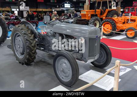 Paris, Frankreich - Rétromobile 2020. Konzentrieren Sie sich auf einen grauen 1946 Ford 9N Traktor in Little Grey. Stockfoto