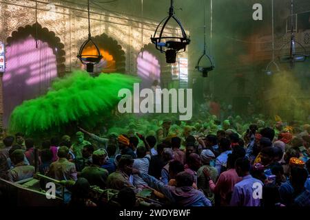 Aus der Vogelperspektive der Menschen, die das fest der heiligen Farbe im Tempel in Mathura, Uttar Pradesh, Indien, feiern. Stockfoto