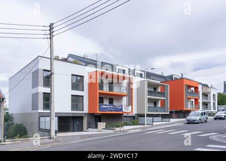 Nancy, Frankreich - der Schwerpunkt liegt auf einem modernen, farbigen Wohnkomplex mit großen Balkonen am Straßenrand. Stockfoto