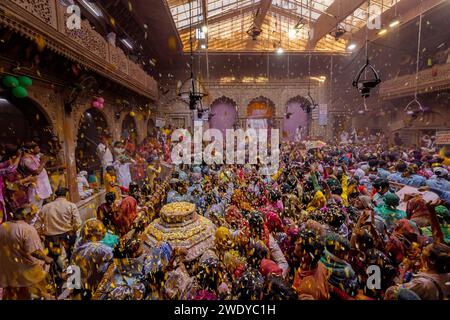 Aus der Vogelperspektive der Menschen, die das fest der heiligen Farbe im Tempel in Mathura, Uttar Pradesh, Indien, feiern. Stockfoto