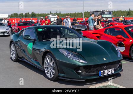 Nürburg, Deutschland - Nürburgring - FRD-Runde 2019 Ferrari Challenge Europe. Green Ferrari 812 Superfast parkt auf einem Parkplatz. Stockfoto