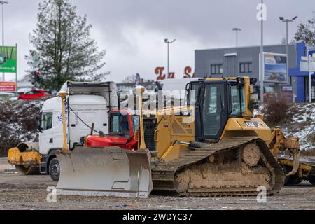 Nancy, Frankreich – gelbe Planierraupe CAT D6N LGP für Erdarbeiten auf einer Baustelle. Stockfoto