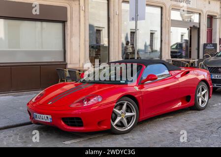 Nancy, Frankreich - Red Ferrari 360 Modena Spider parkt auf einer Straße. Stockfoto