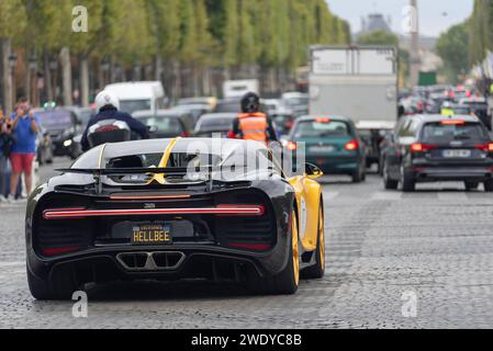 Paris, Frankreich - Bugatti Chiron fährt auf der Champs Elysée mitten im Verkehr. Stockfoto