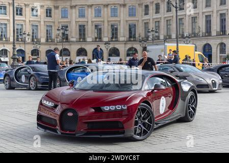 Paris, Frankreich - Burgund und schwarzer Bugatti Chiron Sport fährt auf dem Place Vendôme. Stockfoto