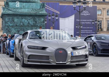 Paris, Frankreich - Grey Bugatti Chiron Sport parkt am Place Vendôme. Stockfoto