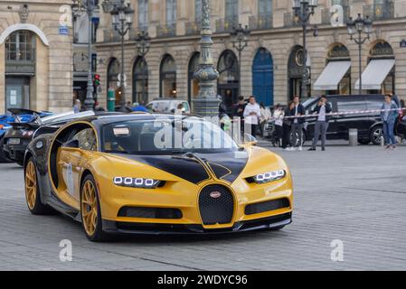 Paris, Frankreich - Bugatti Chiron fährt auf dem Place Vendôme in Gelb und Schwarz. Stockfoto