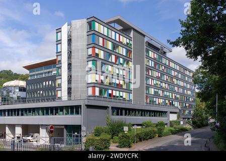 Villers-lès-Nancy, Frankreich - der Schwerpunkt liegt auf einem modernen Bürokomplex in Grau mit verschiedenen Farbdetails. Stockfoto